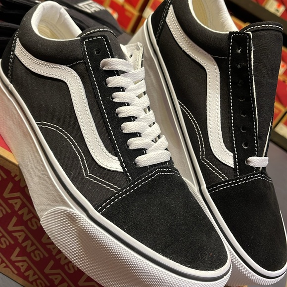 Vans WMNS Old Skool Stackform
Suede/Canvas Black/True Wht
VN0A7Q5M6BT Platform - Picture 8 of 16